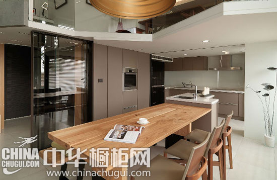 如何通过木材板材设计厨房器具收纳空间